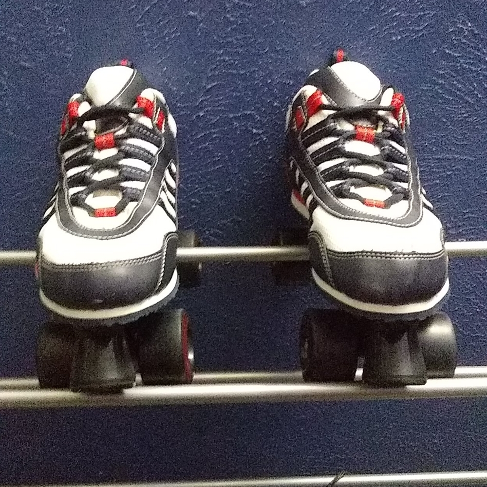 Low top roller skates